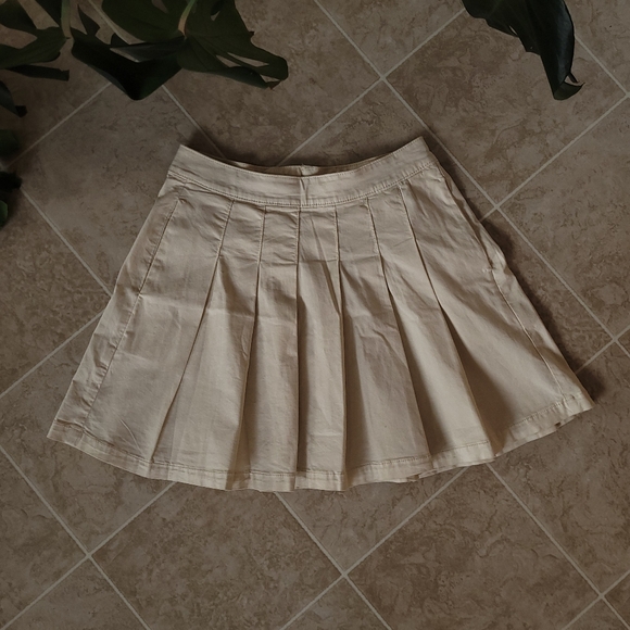 American Eagle Outfitters Dresses & Skirts - American Eagle Pleated Cream High-Waisted Mini Skirt